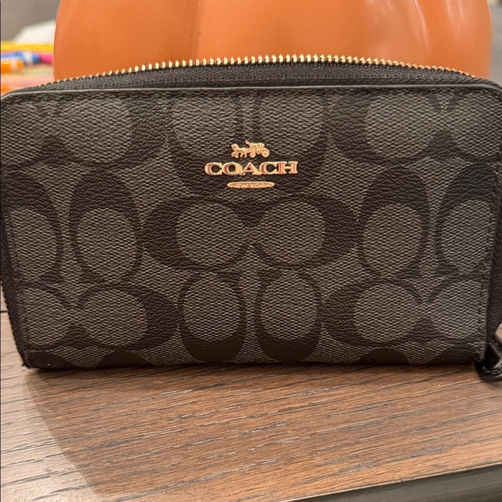 Coach Signature Medium ID Zip Wallet in Black with Gold Logo